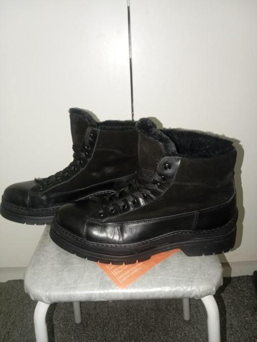 Жоғары шнурлы қара ботинки мен мехпен қапталған ободок, бүйірден көрініс