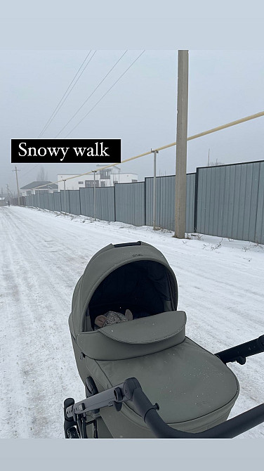 Қарлы жолда бала арбасымен қысқы серуен