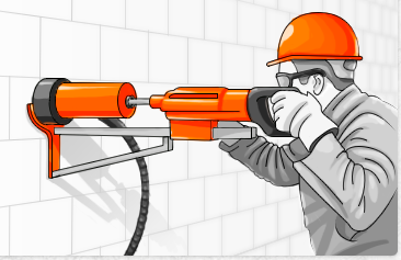 Алмазды бұрғылаушы құралмен құрылыс көзілдірігі мен касканы киген адам