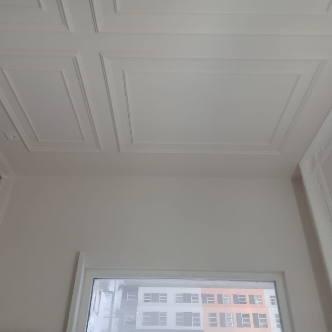 Рифлені дизайнымен төбе және көшеге қараған терезелер