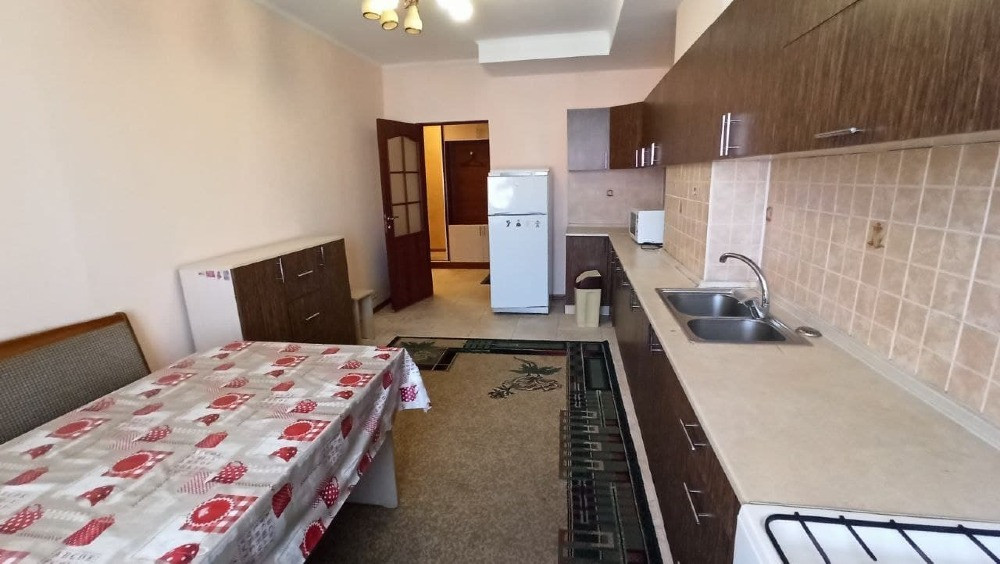 Кухня с обеденным столом и бытовой техникой