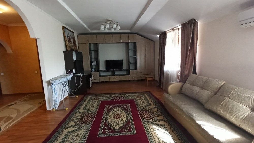 Гостиная с телевизором и диваном