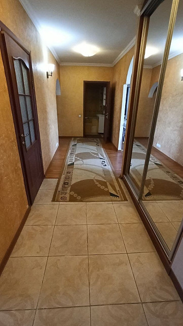 Коридор с зеркалом и плиткой на полу