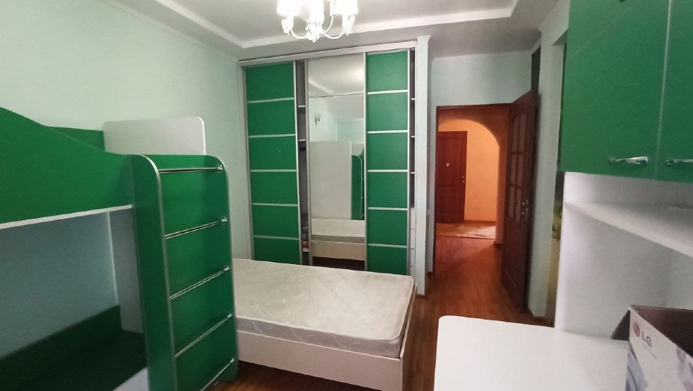 Комната с зеленой мебелью и кроватью