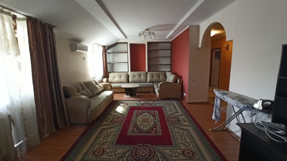 Гостиная с диваном и телевизором