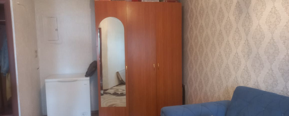 Бөлме шкафпен және диванмен