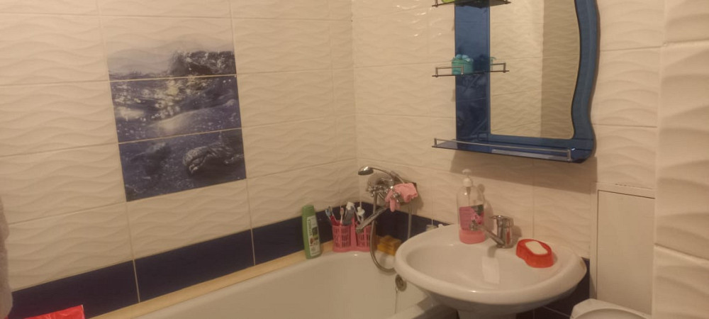 Ванна бөлмесі ванна, айна және сөрелермен