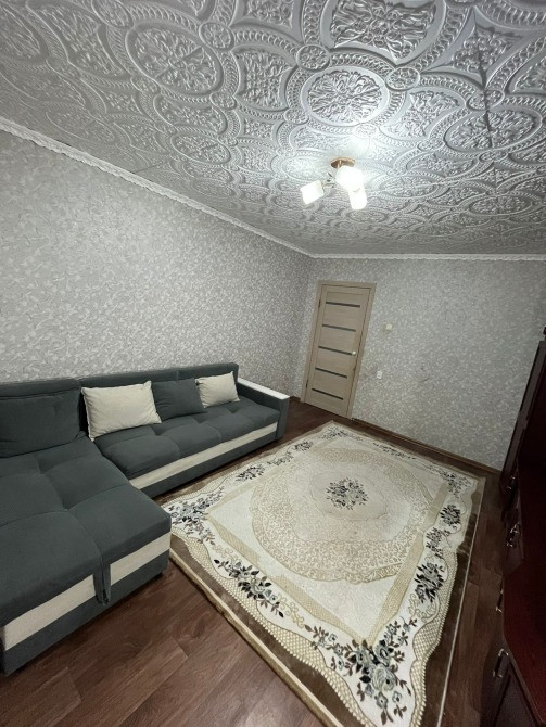 Гостиная диванмен және кілеммен