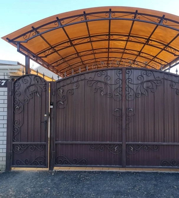 Кованые ворота с защитным навесом