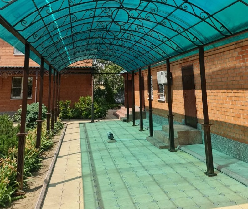 Навес с кирпичной стеной и колоннами