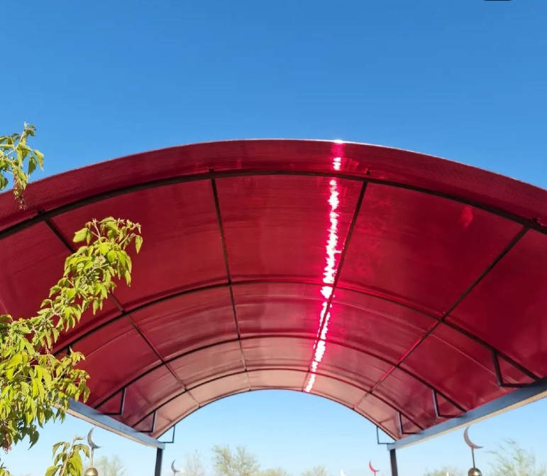 Красный навес с ясным небом на заднем плане