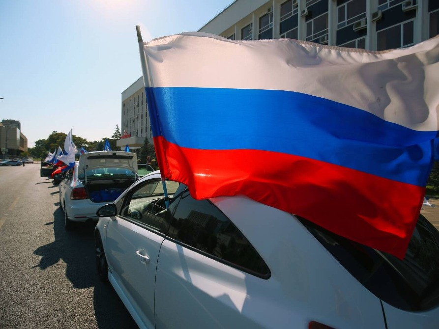 Флаги России на автомобилях на улице