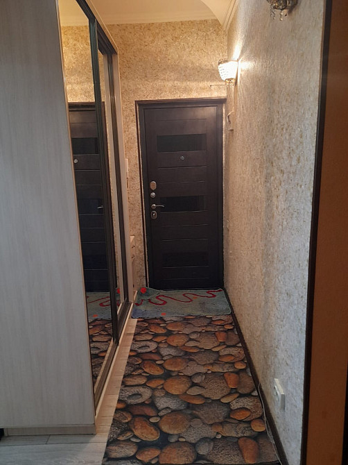 Коридор с зеркалом и входной дверью