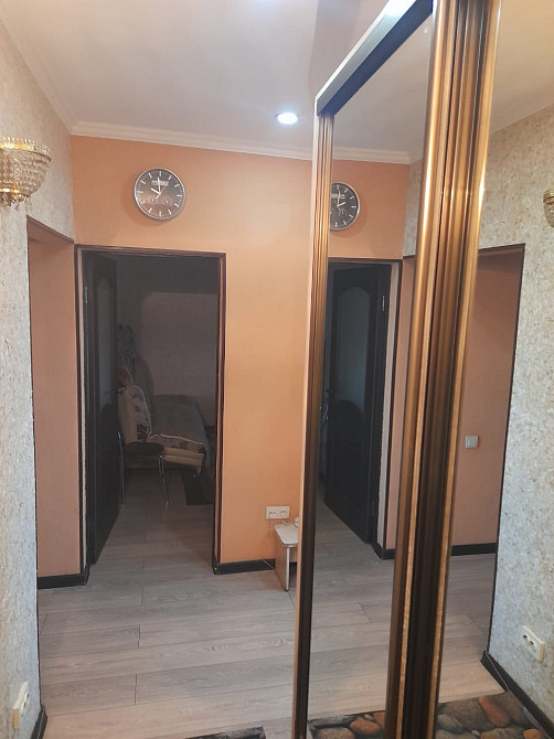 Коридор с зеркалом и дверями в другие комнаты