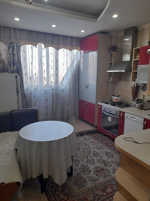 Уютная кухня с круглым столом и окнами