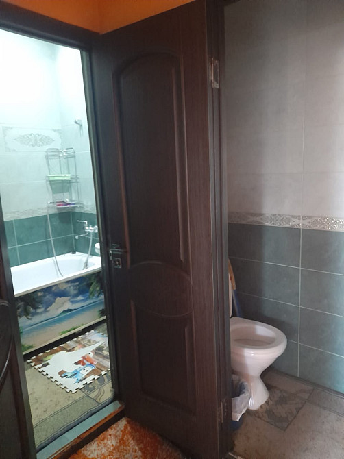 Дверь в туалет в ванной комнате