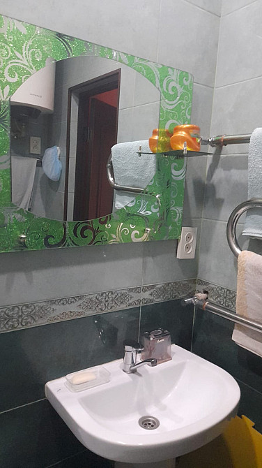 Современный санузел с зеркалом и раковиной