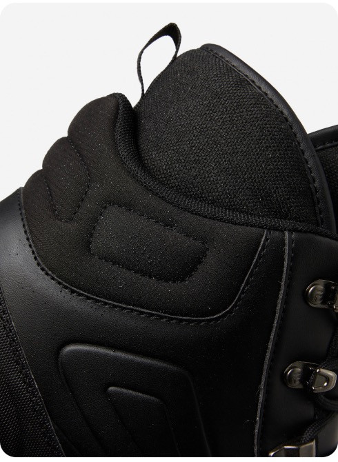 Детали черных кроссовок, подчеркивающие материалы и конструкцию