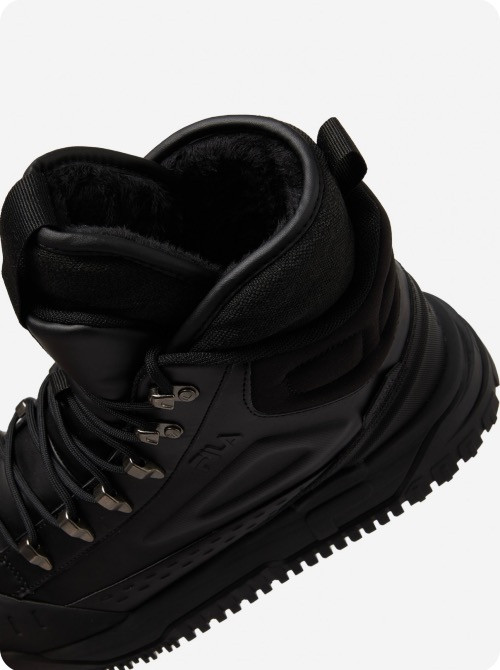 Вид сверху на черные кроссовки с текстурированной подошвой