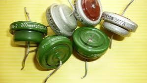 Набор из нескольких конденсаторов различных цветов и размеров