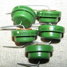 Зеленые конденсаторы с выводами, использующиеся в электронике