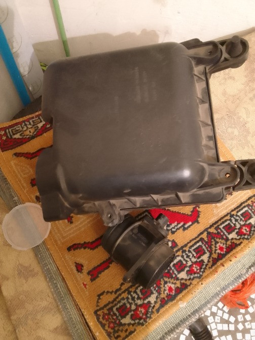 Корпус двигателя с датчиком, размещенный на коврике