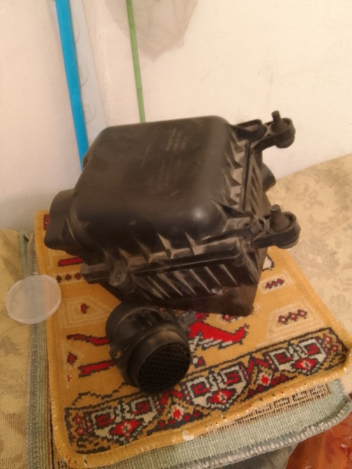 Корпус двигателя с вентиляционным отверстием на коврике