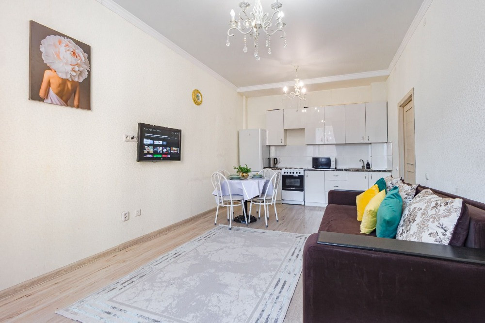 Гостиная с кухней и обеденным столом