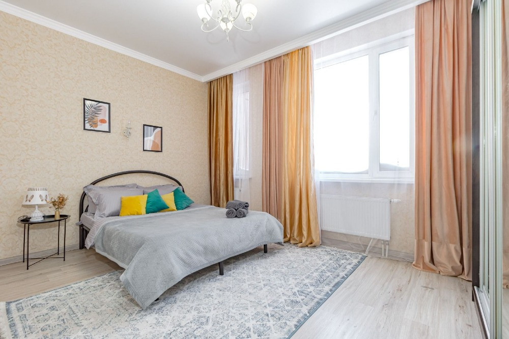 Спальная комната с постелью и декоративными предметами