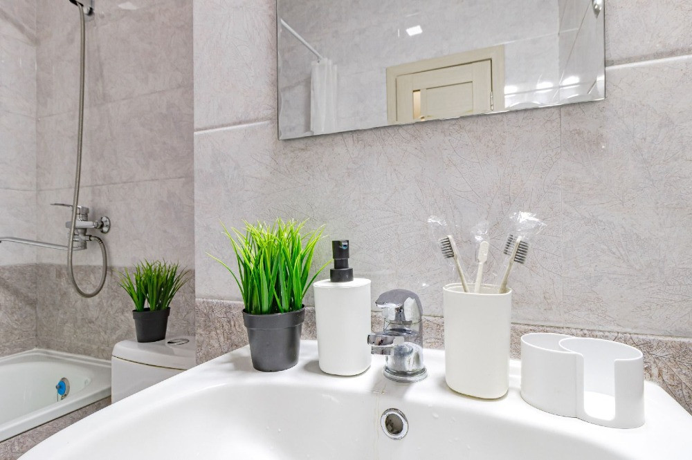 Ванная с раковиной и косметикой