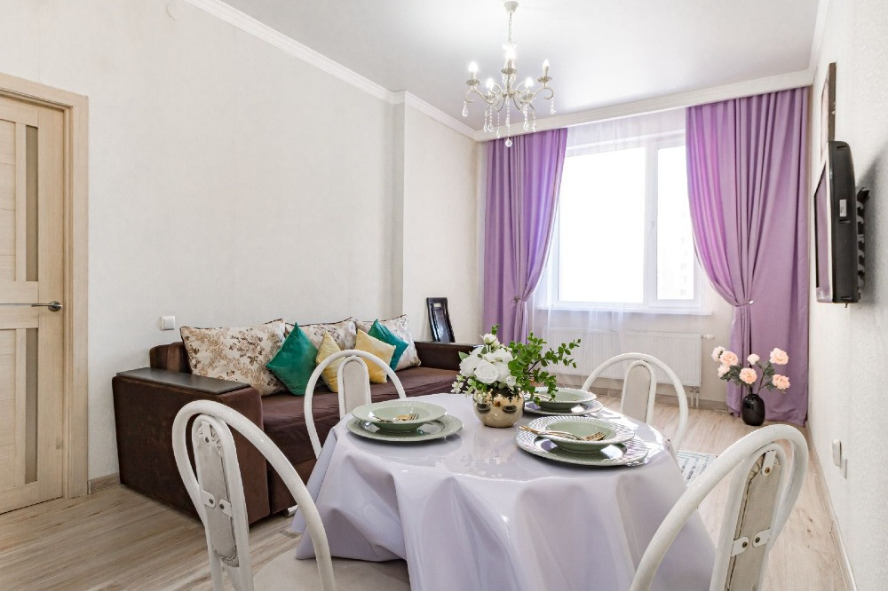 Столовая с диваном и обеденным столом