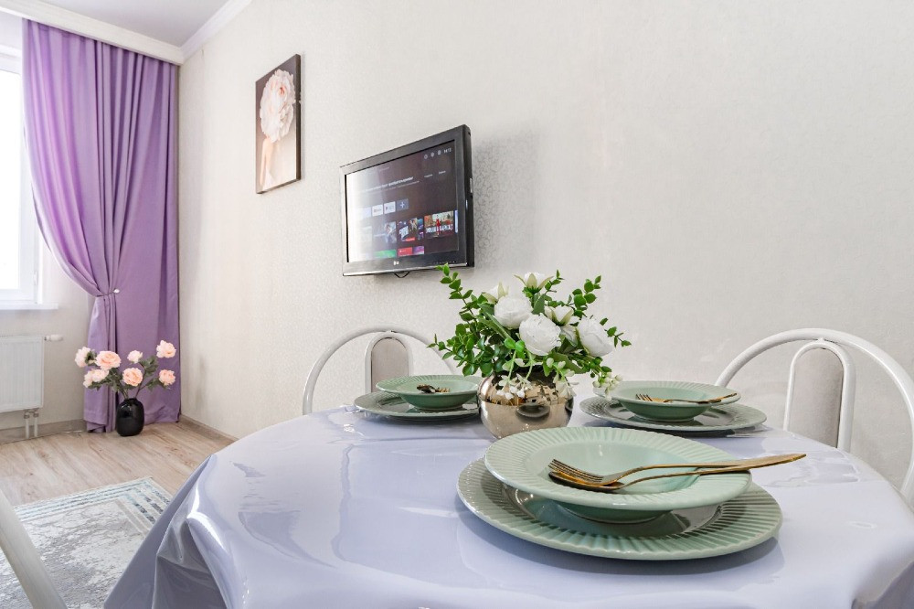 Обеденный стол с растением и посудой