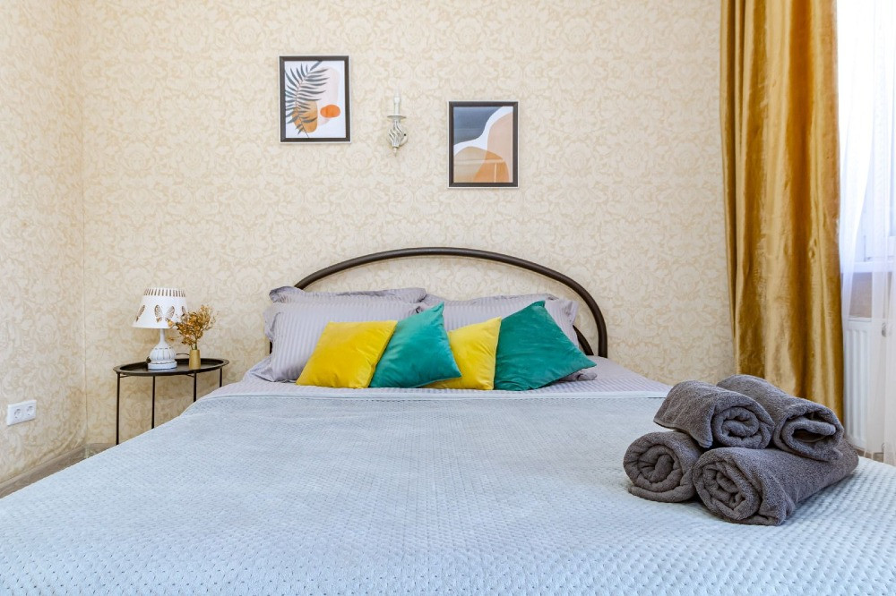 Спальная комната с постелью и полотенцами
