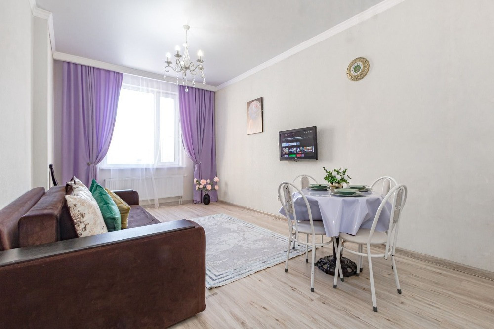 Гостиная с диваном и обеденным местом