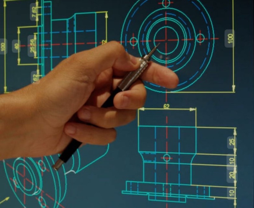 Рука с ручкой на чертеже механической детали