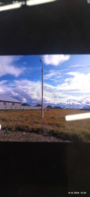 Полюс с проводами на фоне неба