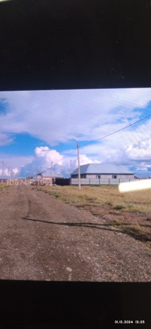 Дорога с облаками и зданием