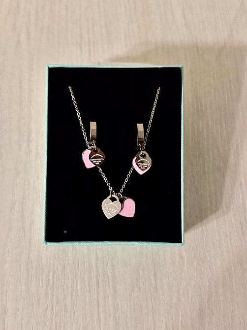 Жүрек тастарымен безендірілген әшекейлерді қобдишада, соның ішінде жүрекше ілмегі мен сырғалар бар