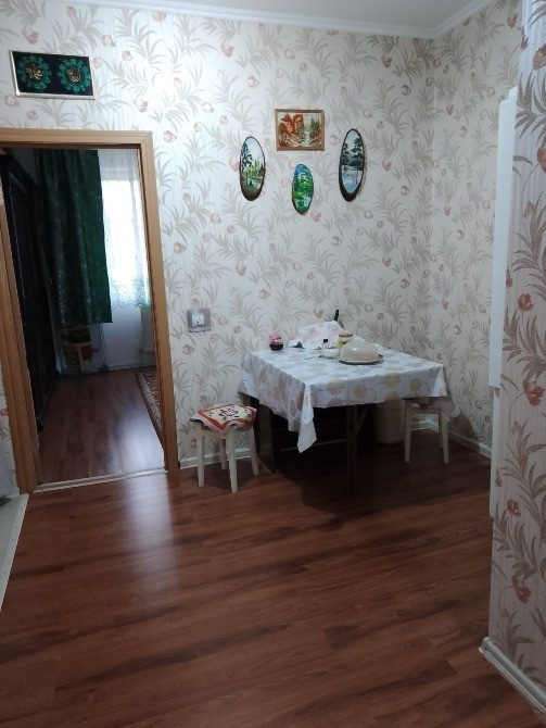 Уютная столовая с обеденным столом и декоративными тарелками