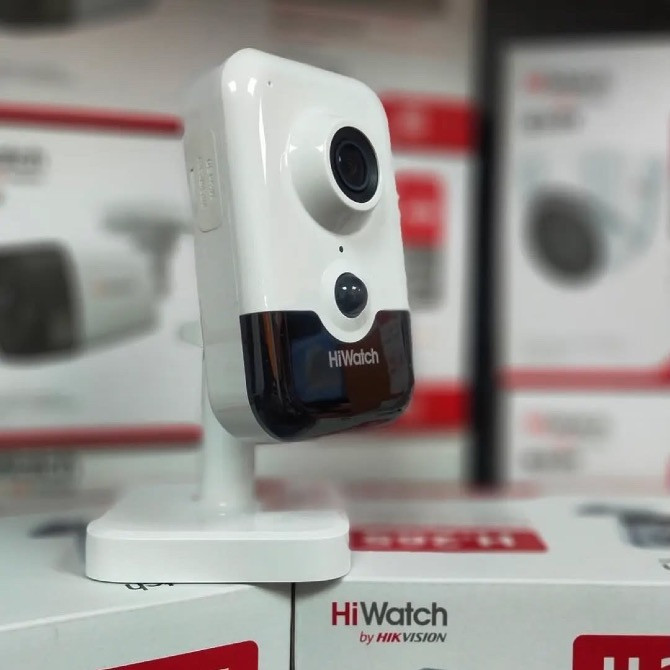 Компактная камера HiWatch на подставке