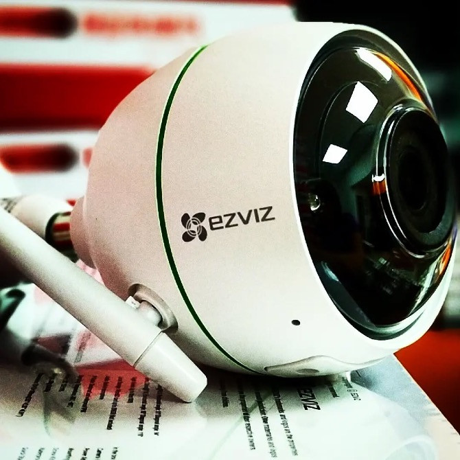 Камера Ezviz с антеннами, на фоне документов