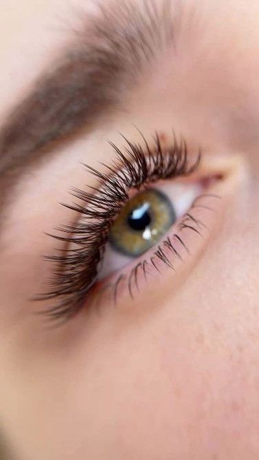Жасыл көз ұзын кірпіктермен
