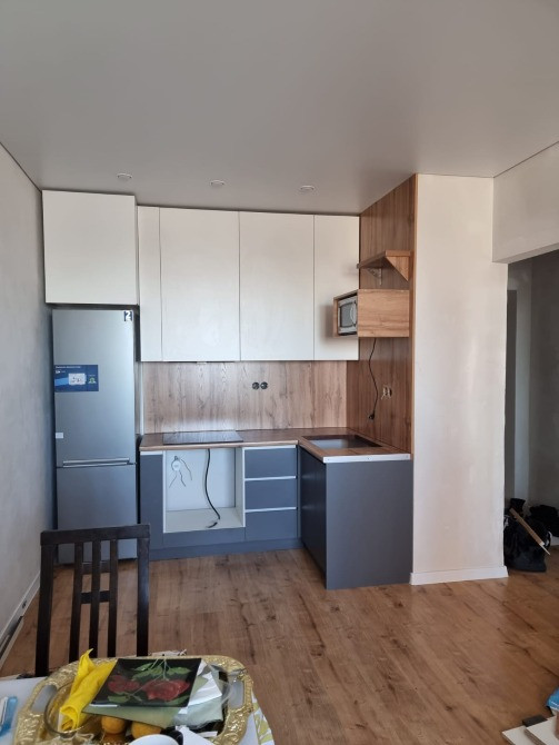 Заманауи ас үй ақ шкафтар мен тоңазытқышпен