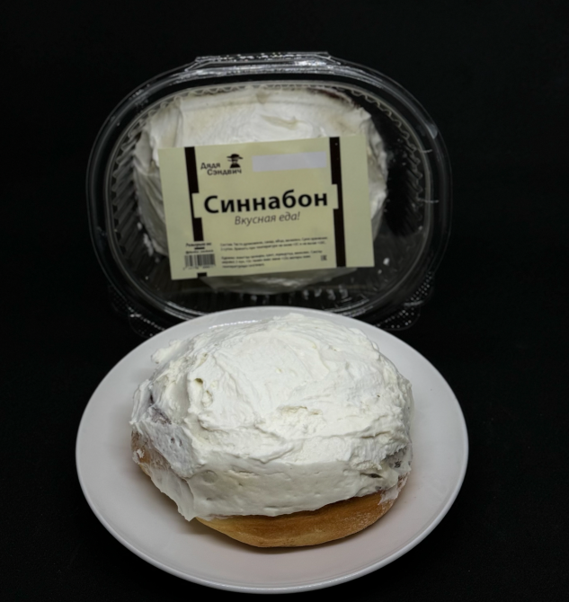 Креммен синнабон, ақ табақта