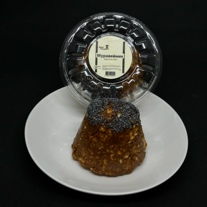 Муравейник, жаңғақ және балдан жасалған десерт, ақ табақта