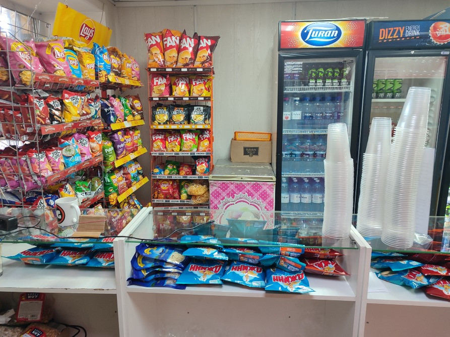 Дүкендегі тағамдар мен сусындар стеллаждары