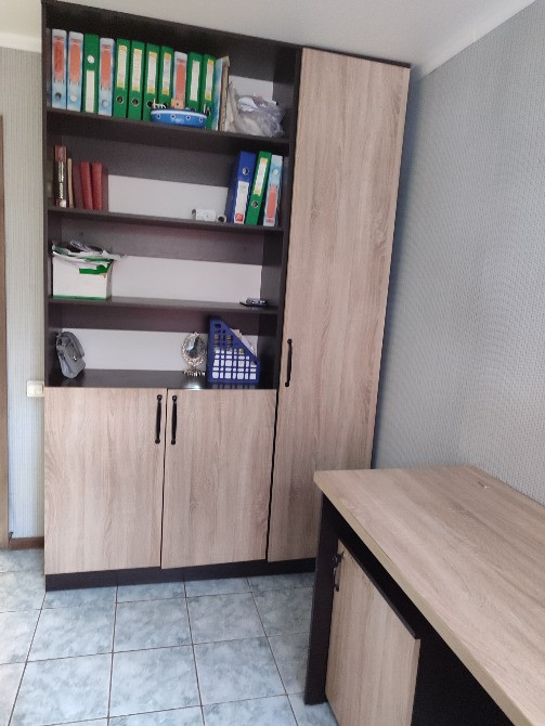 Сөрелер мен үстелі бар офис кеңістігі