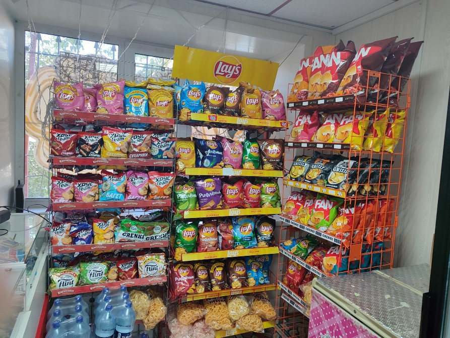 Дүкендегі чипсалар орналасқан сөре