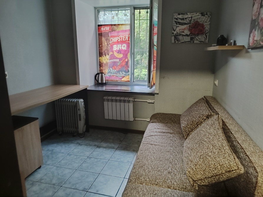 Дүкендегі диван мен терезе бар жайлы бұрыш