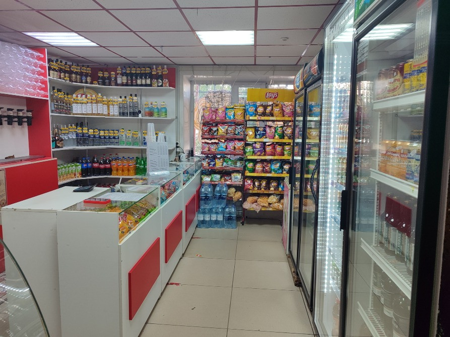 Дүкеннің ішкі кеңістігіндегі ассортимент шолуы